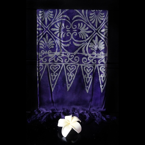 Purple Printed Sarong. Makes a great gift - Picture 2 of 4